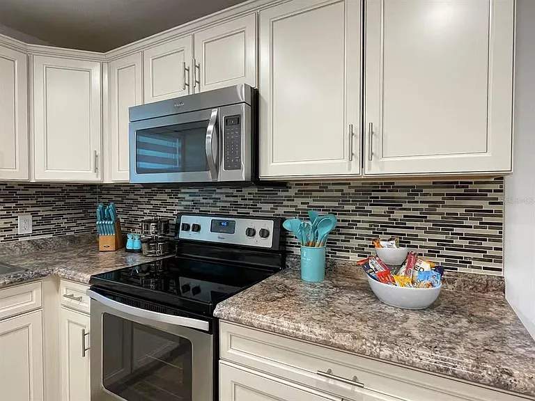 12 Lytton Ln — Photo 4