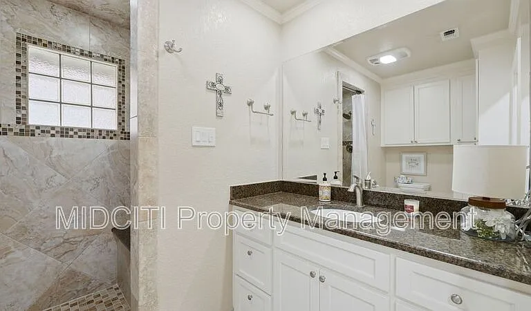156 Trelawney St — Photo 38