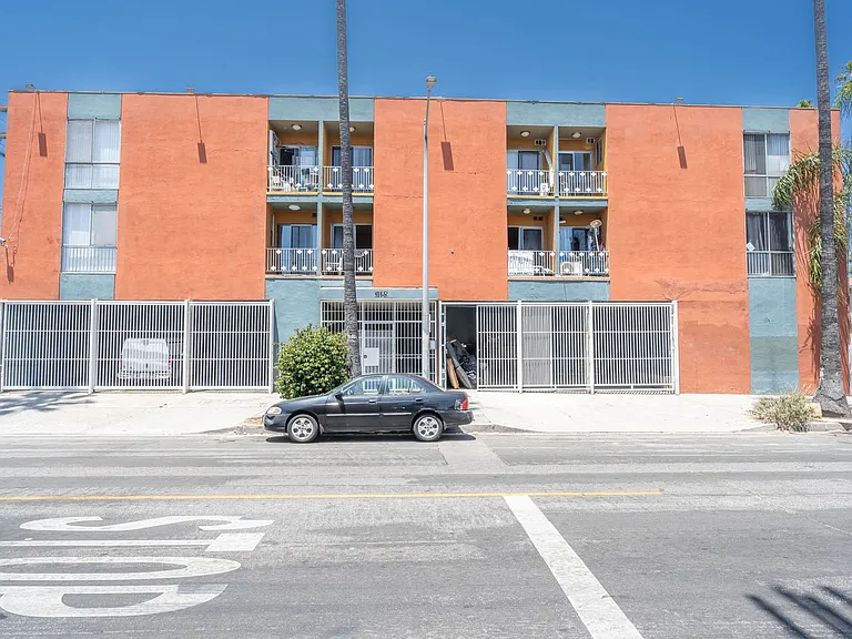 935 S Mariposa Ave — Photo 2