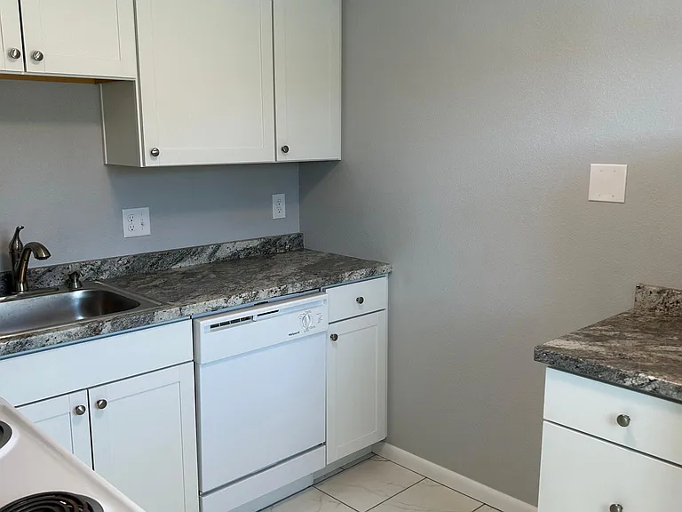 3430 N Cascade Ave — Photo 5