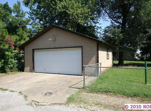 2nd image of 1134 E Jackson Ave