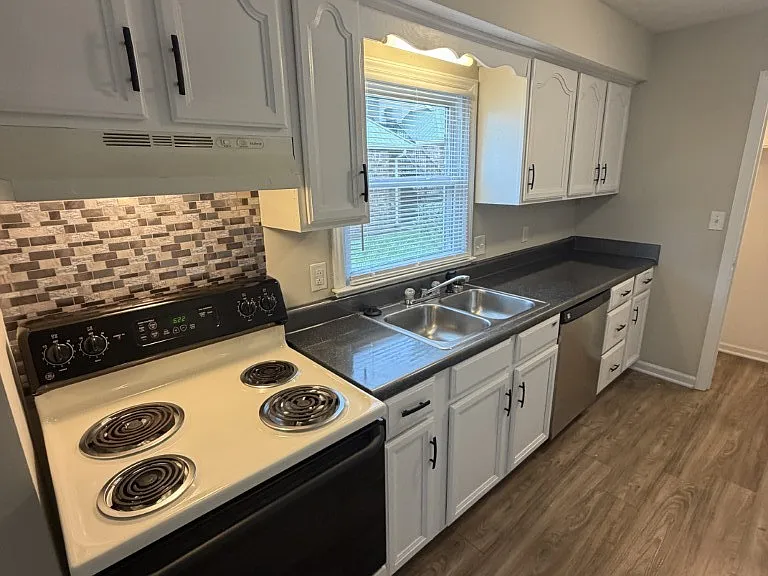 1232 Hamilton Dr — Photo 17