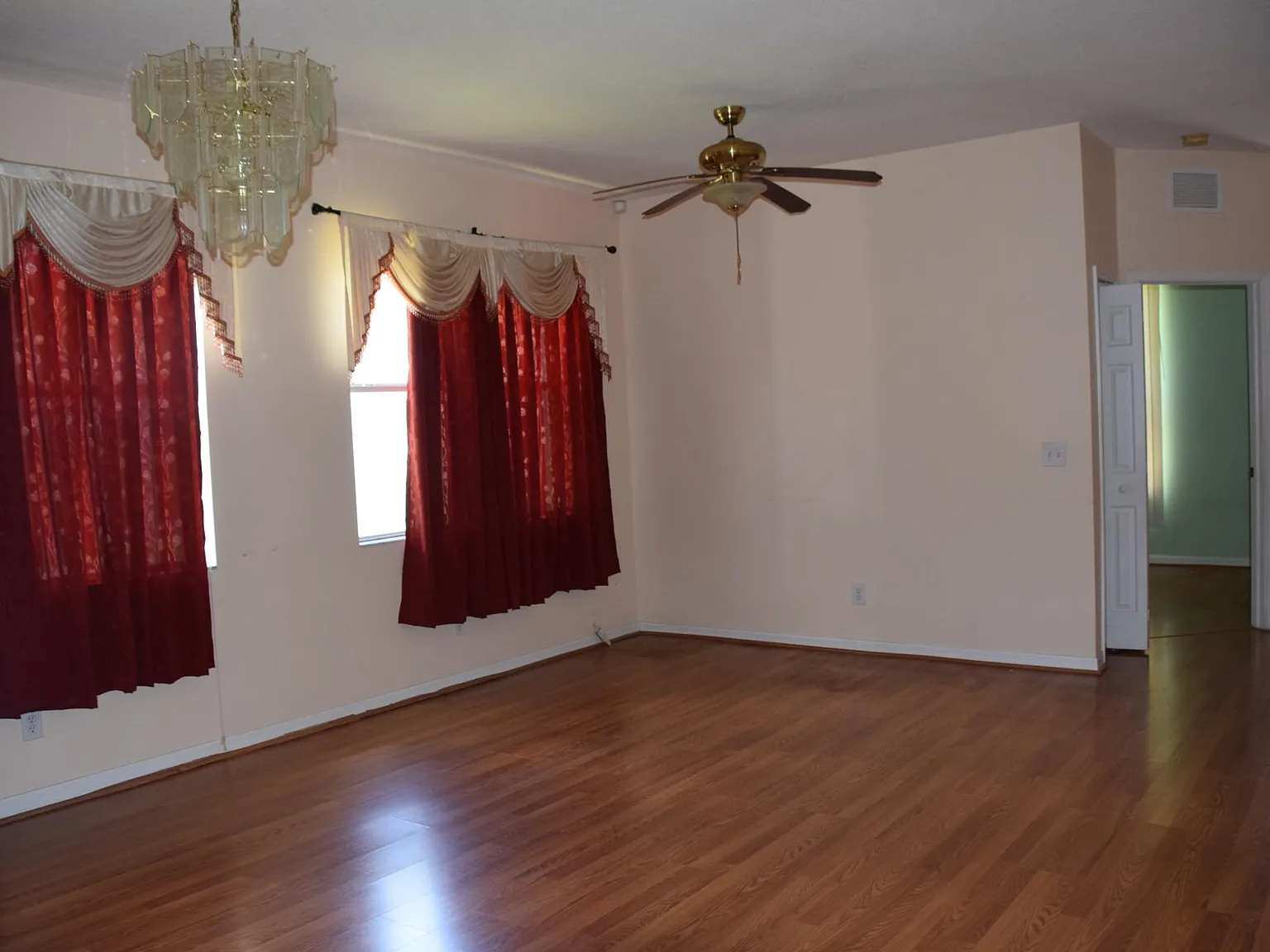 4 bed, 1917 sqft, $2,950 — Photo 3