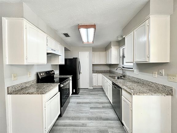 5th image of 2319 Redbrook Dr