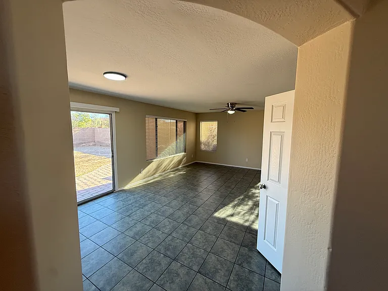 1457 E 10th Pl — Photo 35