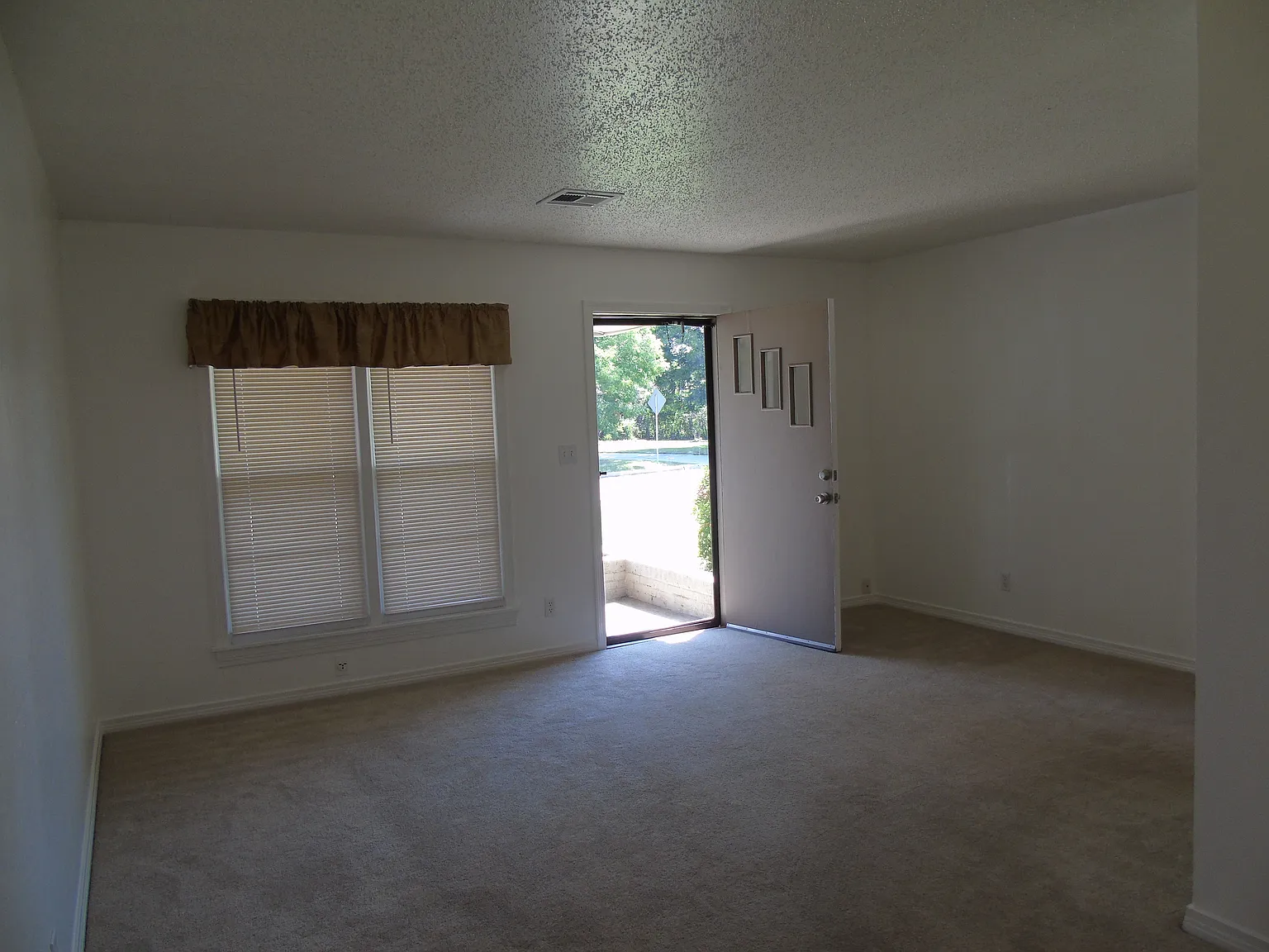 2 bed, 868 sqft, $1,000 — Photo 2