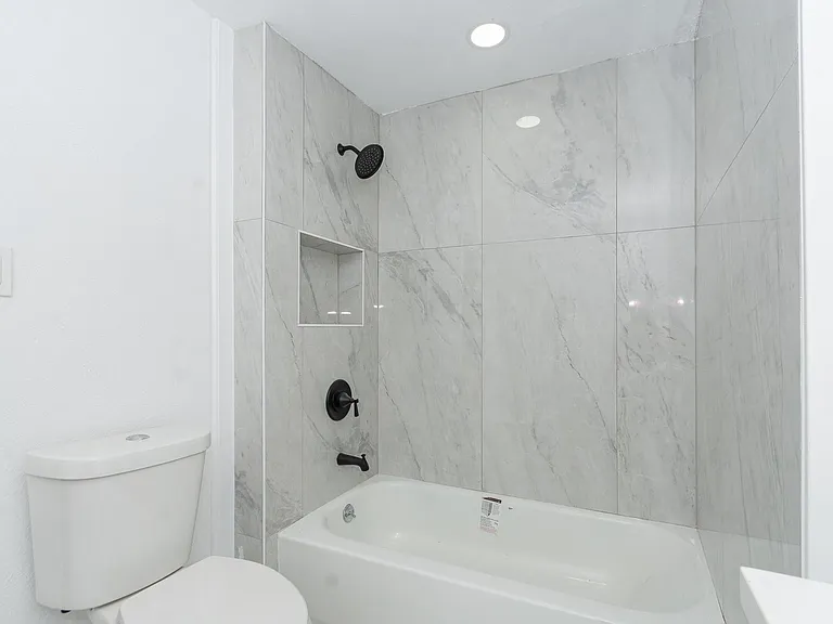 211 W South St — Photo 13