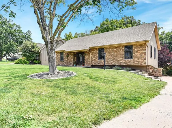 10203 NW 67th St, Parkville, MO 64152