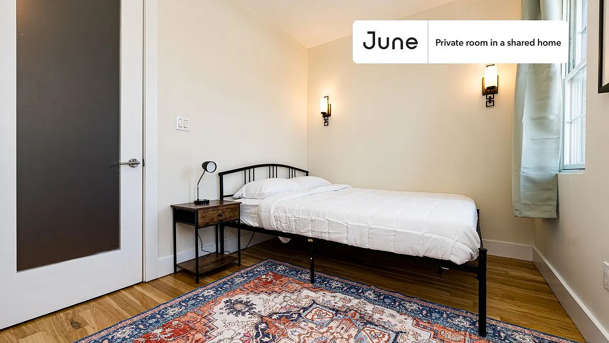 Queen bedroom in 4 bed/1 bath home in Clinton Hill #1803 B — Photo 2