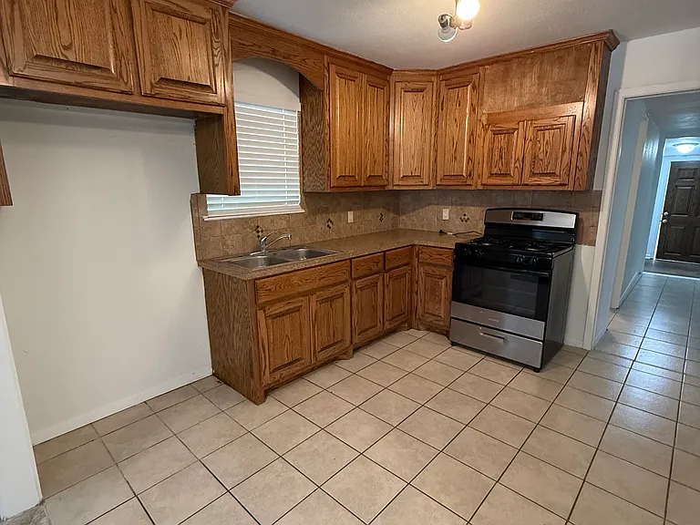 819 N Paddock St — Photo 14