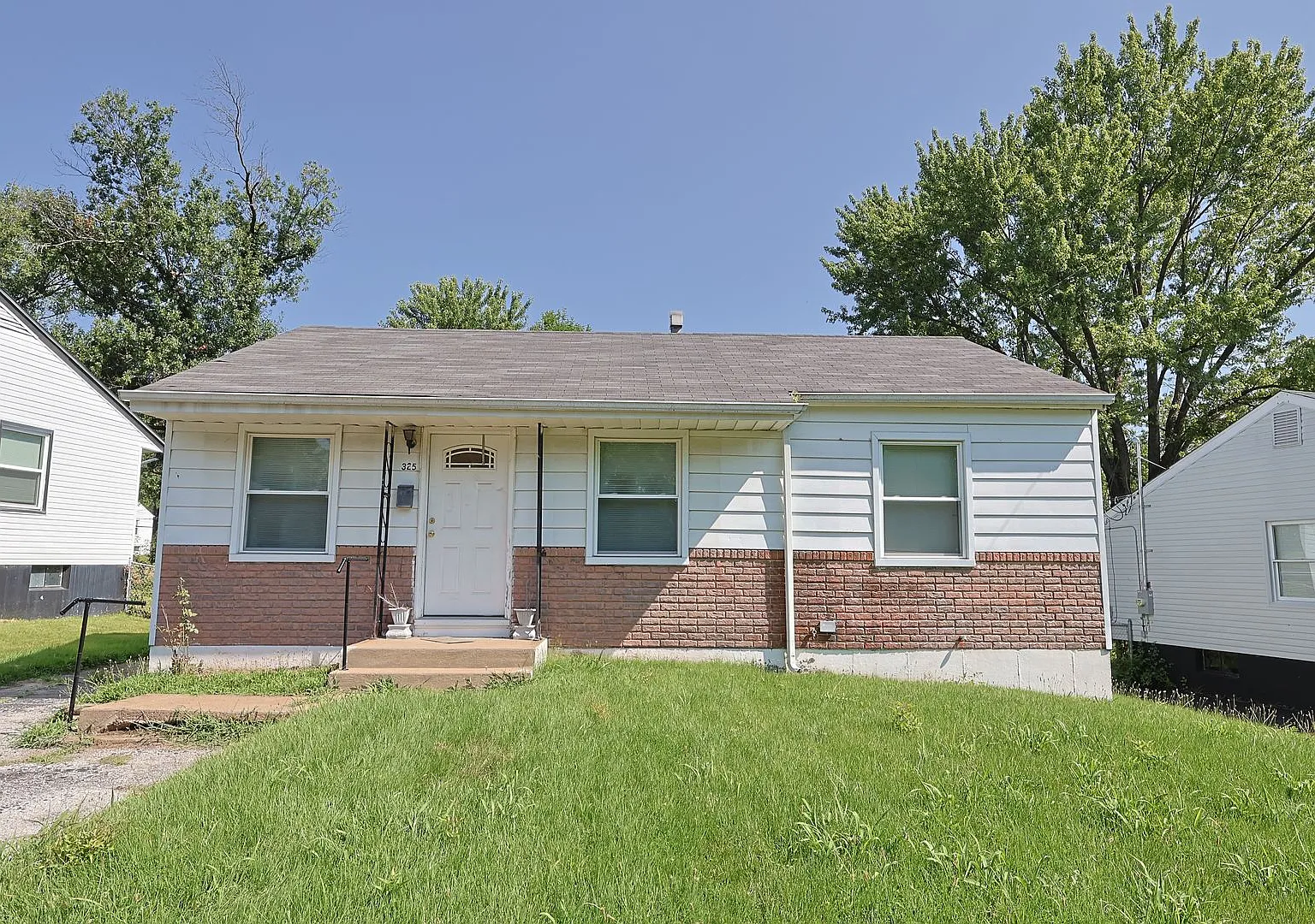 Charming 3-Bedroom Ranch with Large Backyard — Photo 3