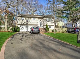 27 Hauppauge Rd, Hauppauge, NY 11788