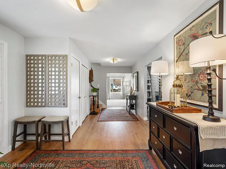 38205 Connaught Dr — Photo 6