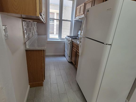 2nd image of 855 Adee Ave #4