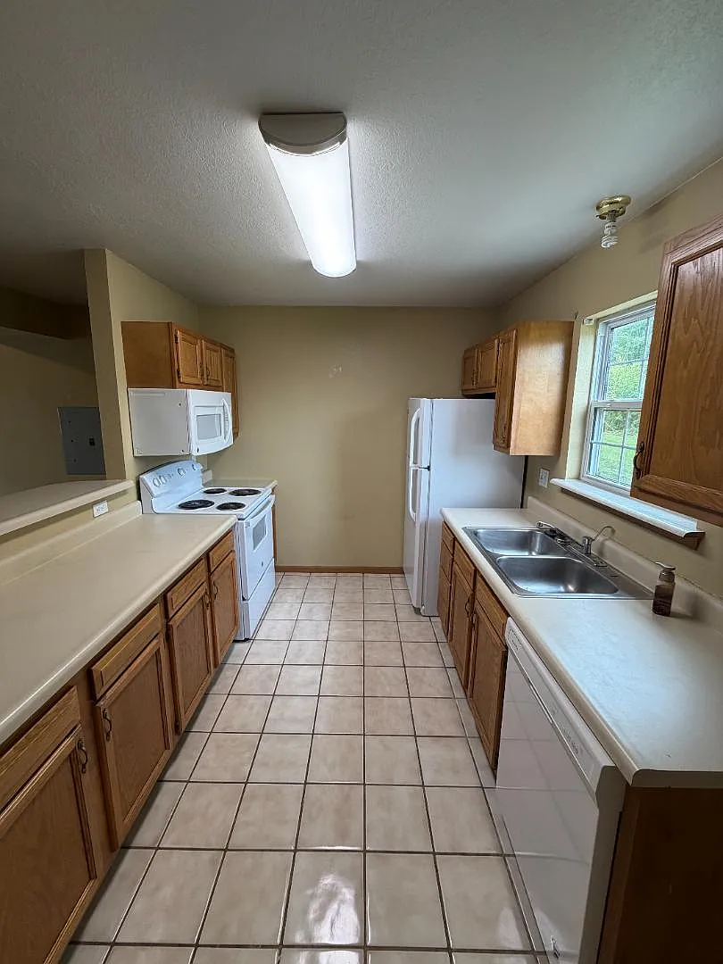 104 SouthWoods Court - A — Photo 4