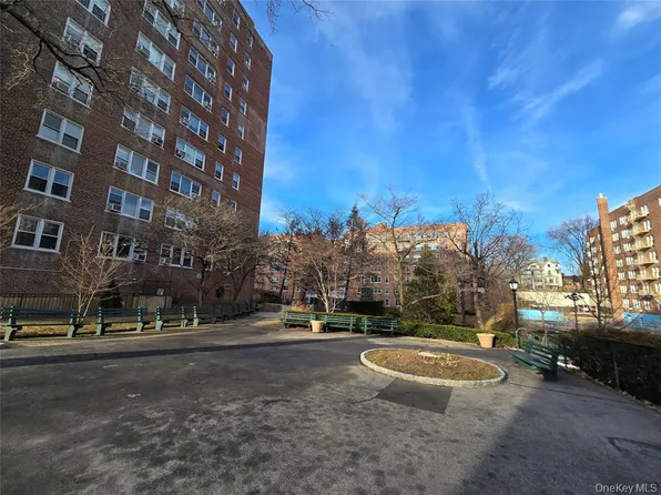 80 Knolls Crescent image 1 of 13