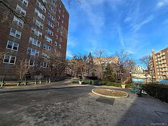 80 Knolls Crescent