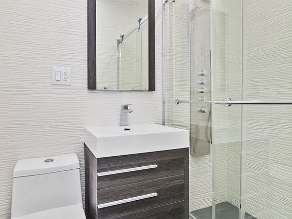 4th image of 694 Henry St APT 4R
