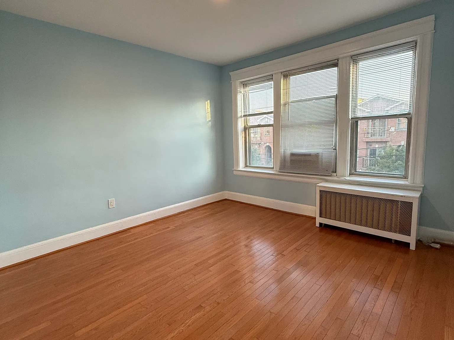 3 bed, 850 sqft, $2,800 — Photo 2