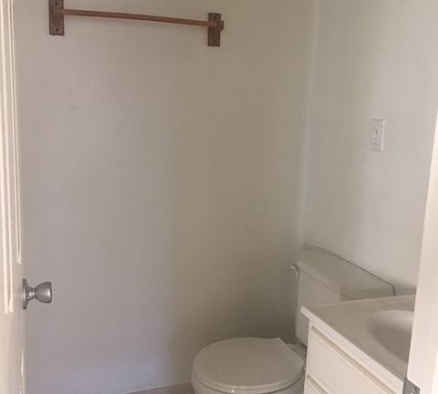 4th image of 2747 Gifford Avenue 2 Fam
