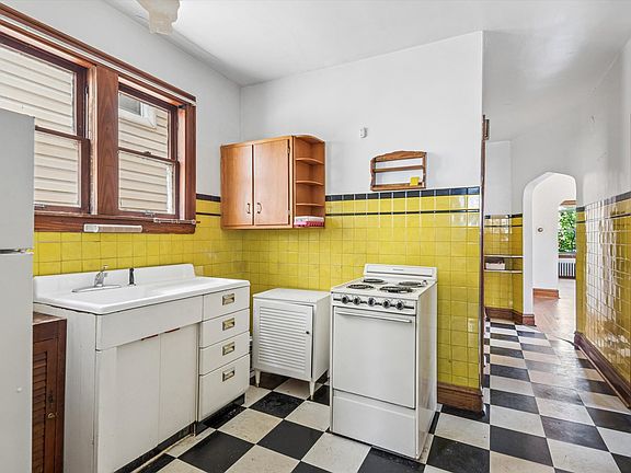 2nd image of 3039 N Gresham Ave