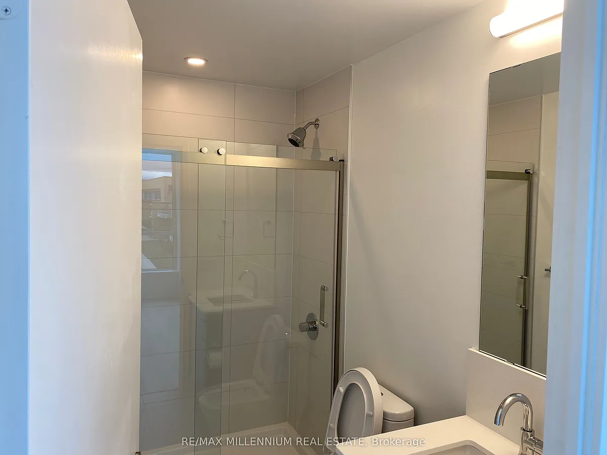 Building Photo - 681 Yonge St #205
