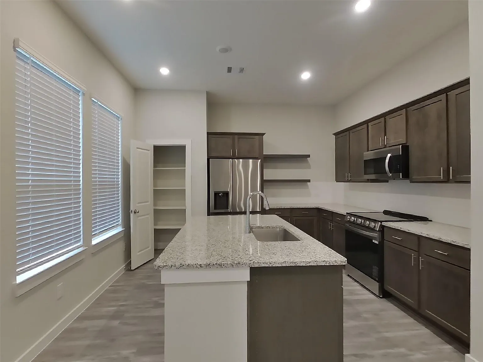3 bed, 2.5 bath, 1464 sqft, $2,299 — Photo 4