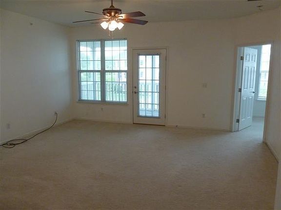 5th image of 826 W Summerfield Gln