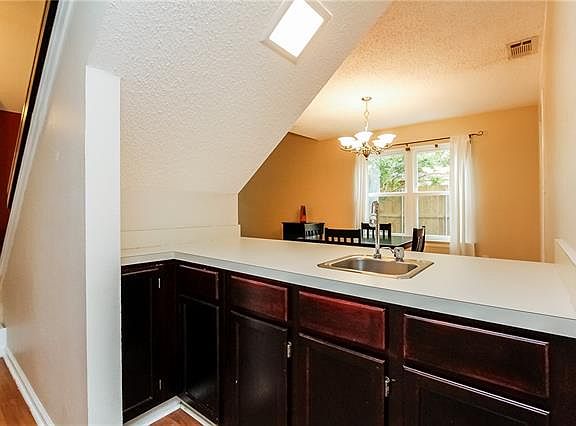5th image of 2418 Livingston Ln