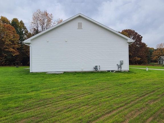 4th image of 62651 Edgewood Cir