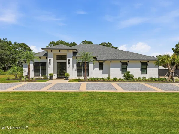 15 Legacy Dr, Picayune, MS 39466