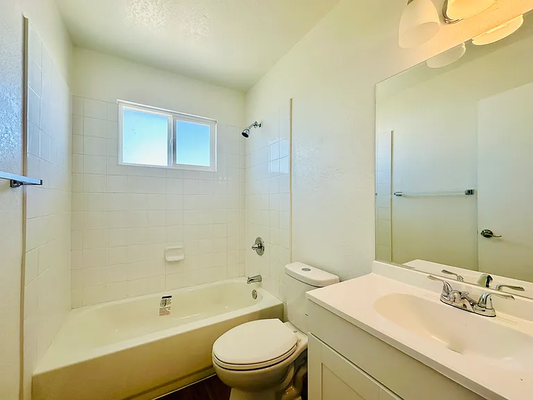 4424 Bellevue Newly Renovated Apartments with All Appliances Included! — Photo 44