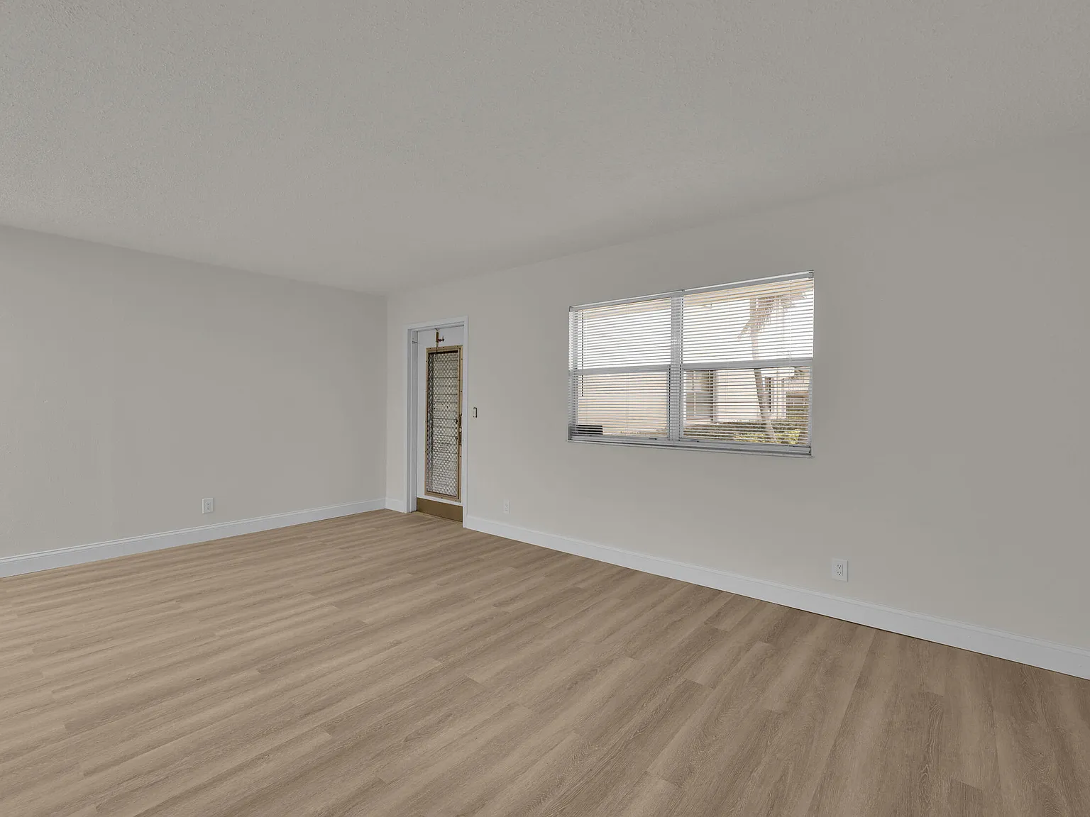1 bed, 1.5 bath, 720 sqft, $1,300 — Photo 4