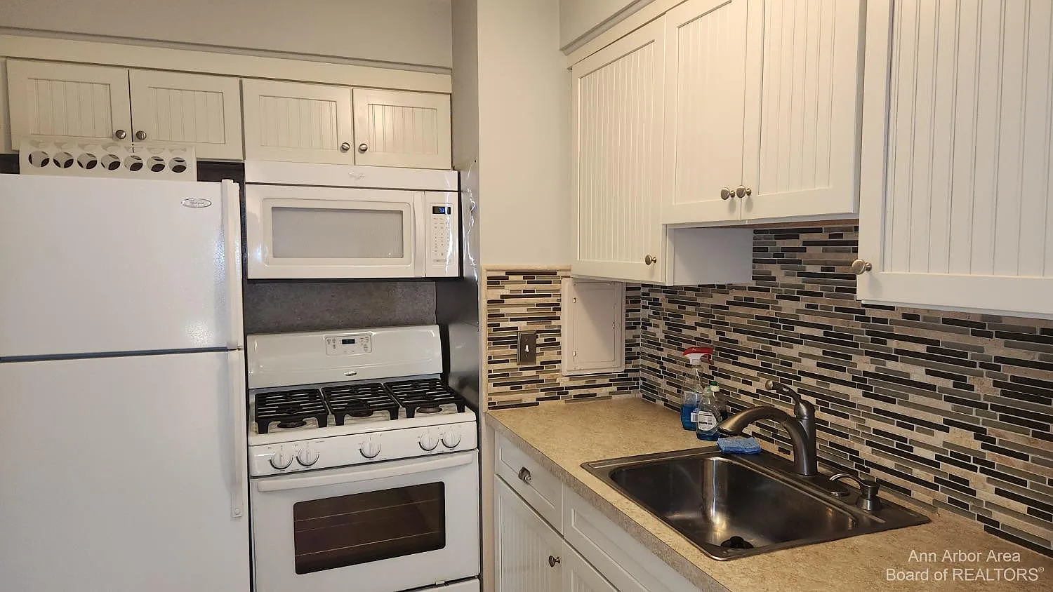 2 bed, 1.0 bath, 871 sqft, $1,800 — Photo 2