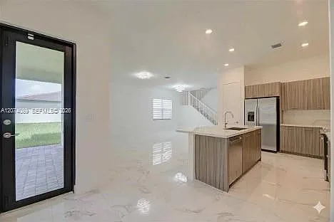 5 bed, 4.5 bath, 3627 sqft, $6,900 — Photo 2