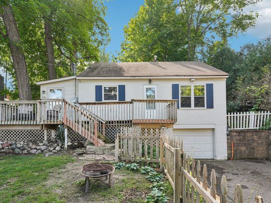 2515 W Medicine Lake Dr, Plymouth, MN 55441