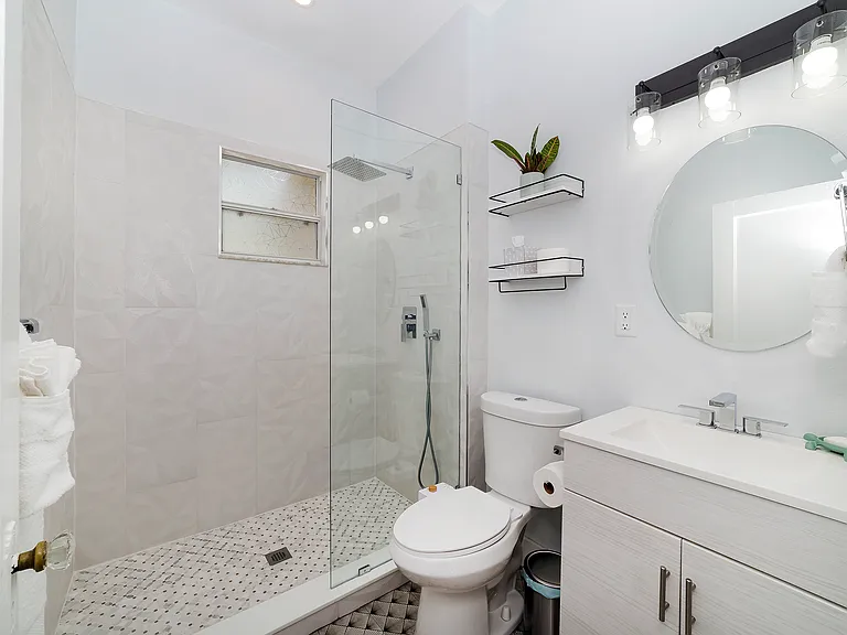 955 Locust St NE #B — Photo 9