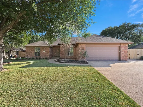 2302 S Pioneer Trl, Bryan, TX 77808