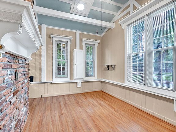 3rd image of 215 Timber Ln