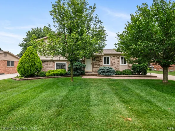 39738 Day Dr E, Clinton Township, MI 48038