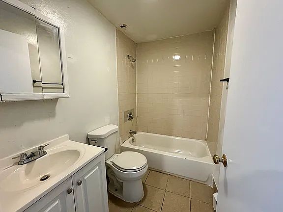 3rd image of 855 Kossuth St #B