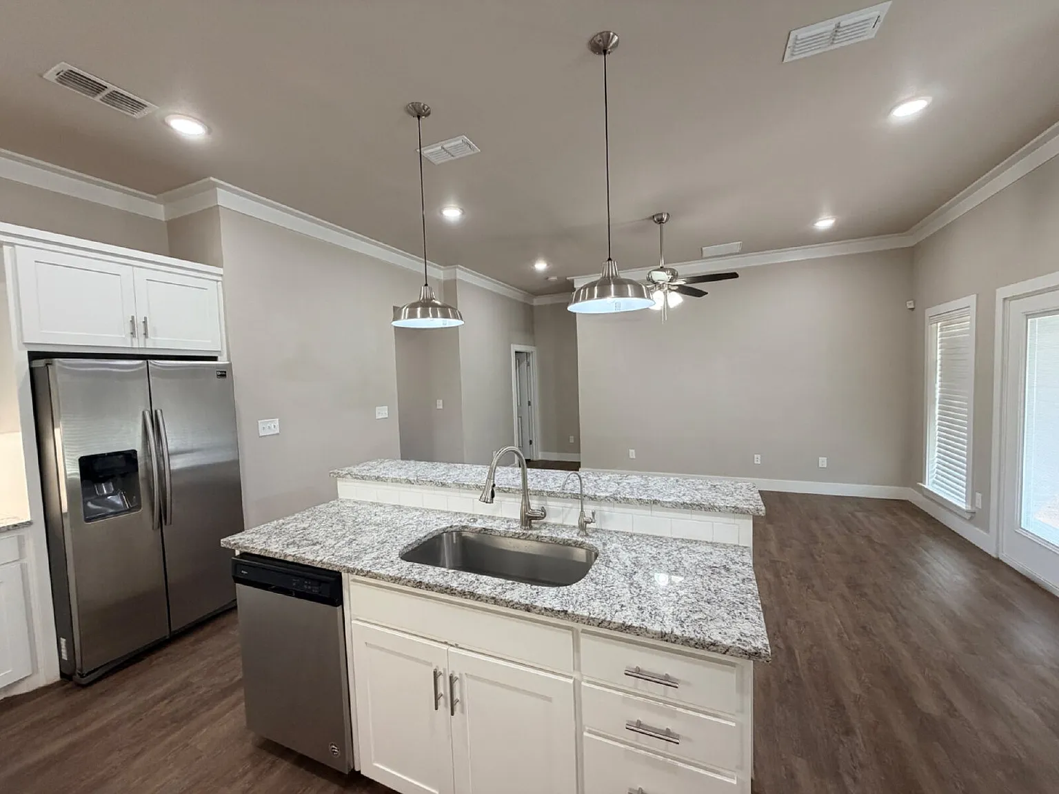 3 bed, 2.0 bath, 1594 sqft, $1,850 — Photo 3