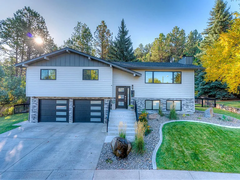 1425 Burns Dr — Photo 1