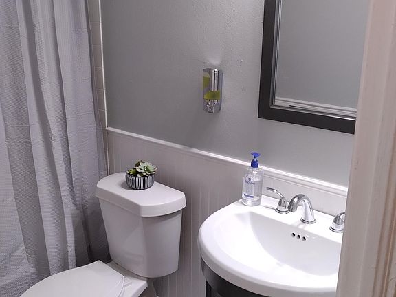 4th image of 1463 E 110th St Floor 1