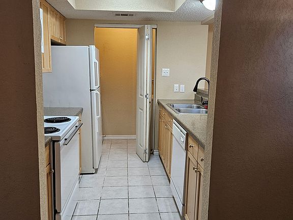 4th image of 3920 Portland St #3922