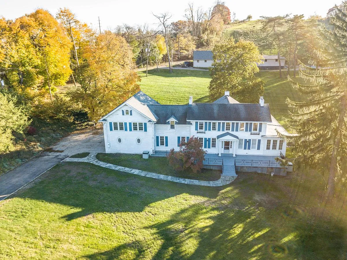 6 bed, 4.5 bath, 9100 sqft, $5,000 — Photo 2