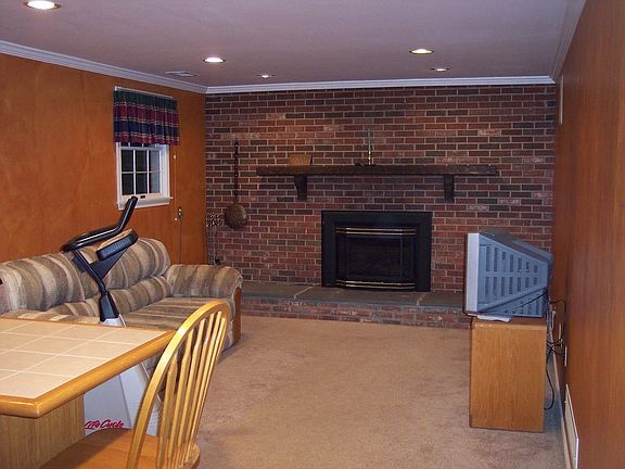Family Room w/gas FP