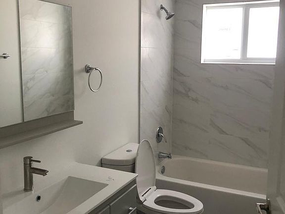 4th image of 1002 9th Ave N #302