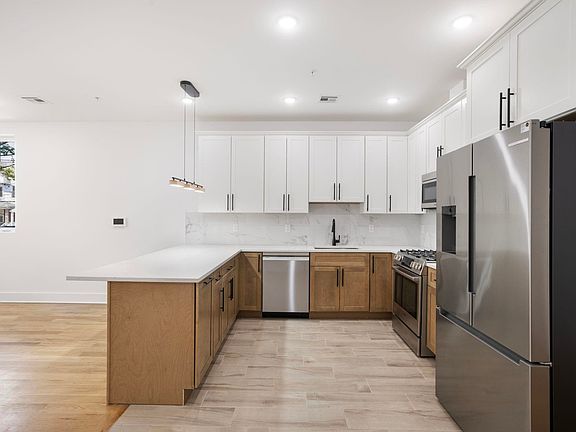 4th image of 1001 Summit Ave #2