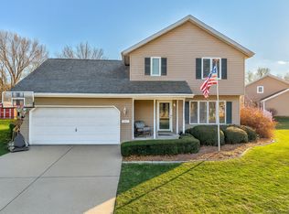 821 Thornberry Dr, Ottawa, IL 61350